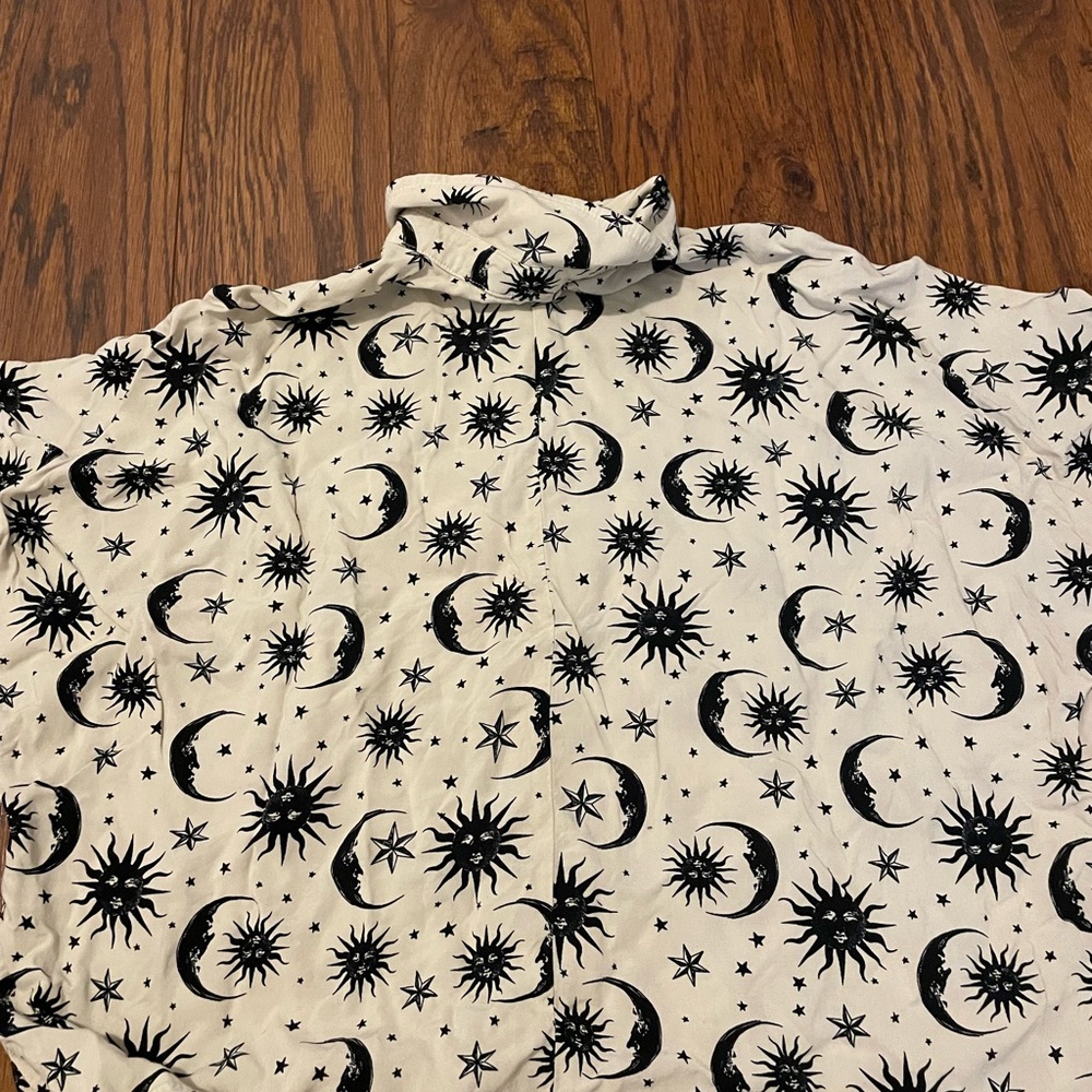 Hot topic button up - Picture 3 of 3